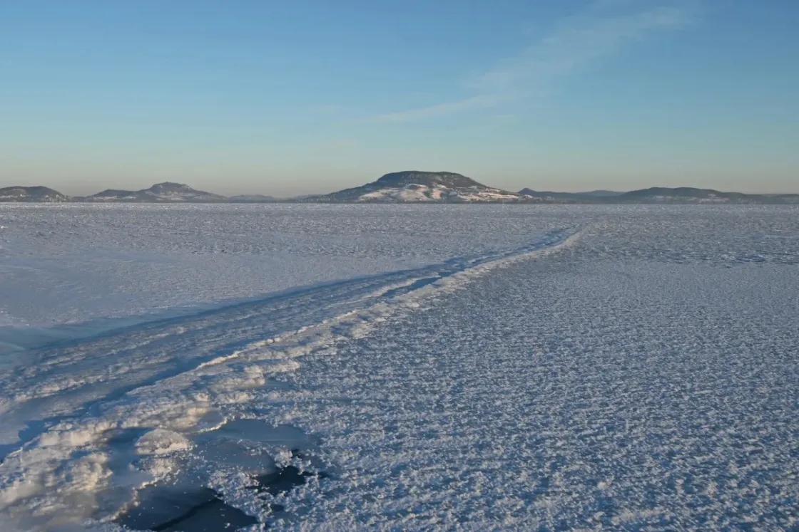 Spectacular photos capture ice rifts on Lake Balaton