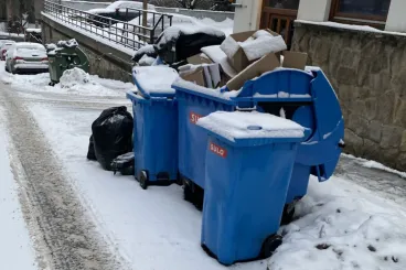 „Kicsit Nápoly-jellege lett az utcának” – az országban több helyen gond lett a szemétszállításból
