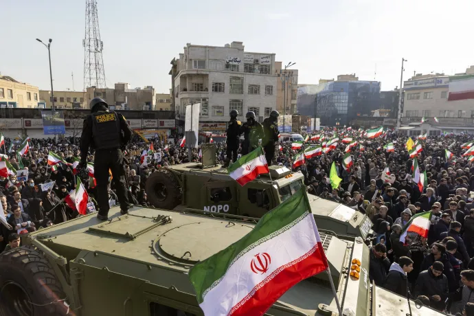 Biztonsági erők egy kormánypárti tüntetésen 2026. január 12-én Teheránban, Iránban. Több tízezer tüntető gyűlt össze hétfőn Teheránban, miközben Mohammad Bagher Ghalibaf, az iráni parlament elnöke beszédet tartott, amelyben elítélte a nyugati beavatkozás lehetőségét – Fotó: Getty Images / Getty Images