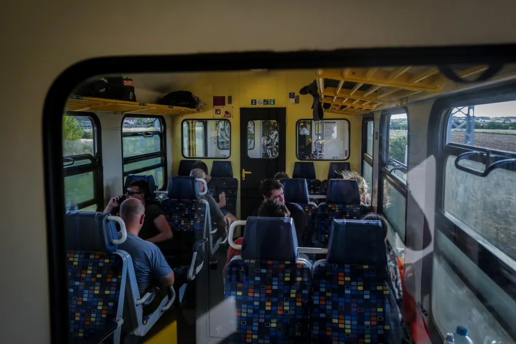 Csornán hagyta a kalauzokat a vonatpótló busz, vissza kellett értük fordulni