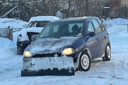 A dorogiak ünnepelték, a rendőrök viszont megbírságolták Pétert, mert hókotróvá alakította az Opeljét