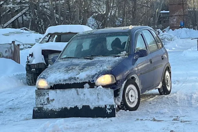 A dorogiak ünnepelték, a rendőrök viszont megbírságolták Pétert, mert hókotróvá alakította az Opeljét