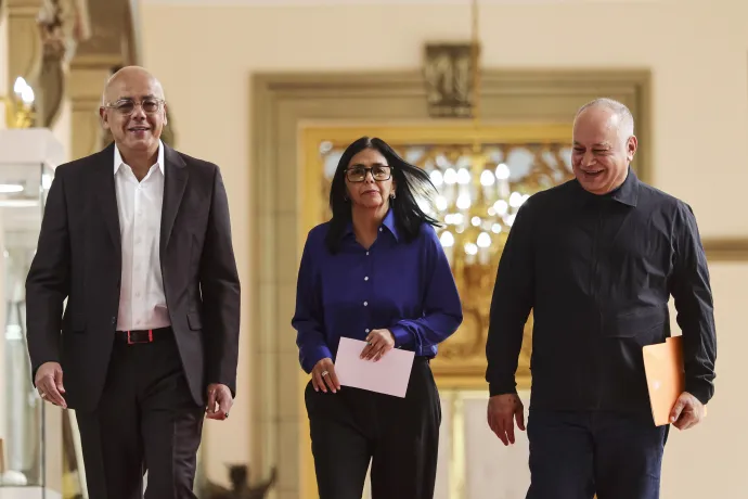 Jorge Rodríguez, a törvényhozás elnöke, Delcy Rodríguez, Venezuela ügyvivő elnöke és Diosdado Cabello belügyminiszter érkeznek a venezuelai foglyok szabadon bocsátásáról szóló sajtótájékoztatóra a Miraflores-palotában 2026. január 14-én – Fotó: Jesus Vargas / Getty Images