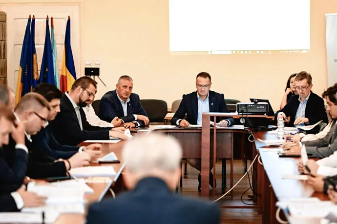 Városi tanács ülése, középen Nagy Zoltán polgármester, tőle balra Len Emil-Balázs alpolgármester – Fotó: Len Emil-Balázs Facebook-oldala