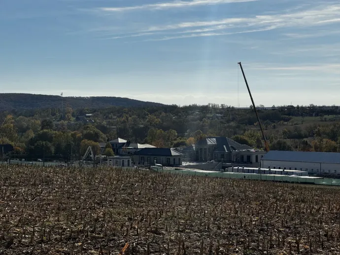Construction of the Mészáros project, named “Felcsút – Apartment Building,” in the fall of 2025. Photo: Zita Szopkó/Direkt36