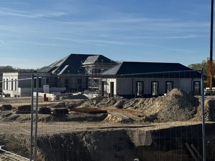 Construction of the Mészáros project, named “Felcsút – Apartment Building,” in the fall of 2025. Photo: Zita Szopkó/Direkt36