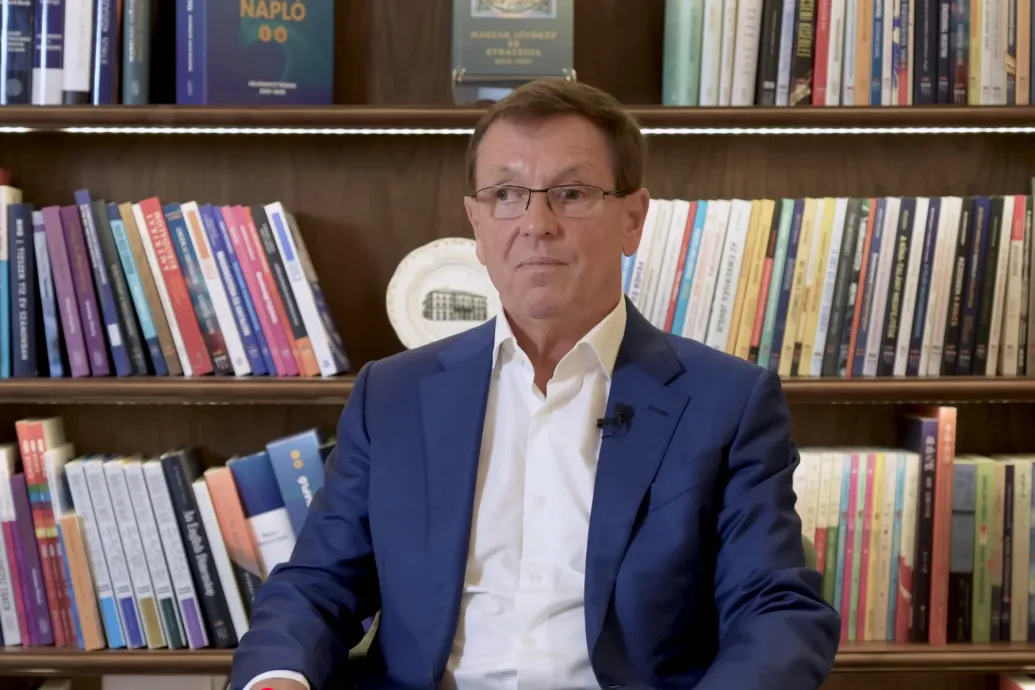 Matolcsy György feltöltött a YouTube-ra egy videót, amiben arról beszél, hogy az amerikaiak nem nézik, honnan van a pénzed – Forrás: Telex.hu