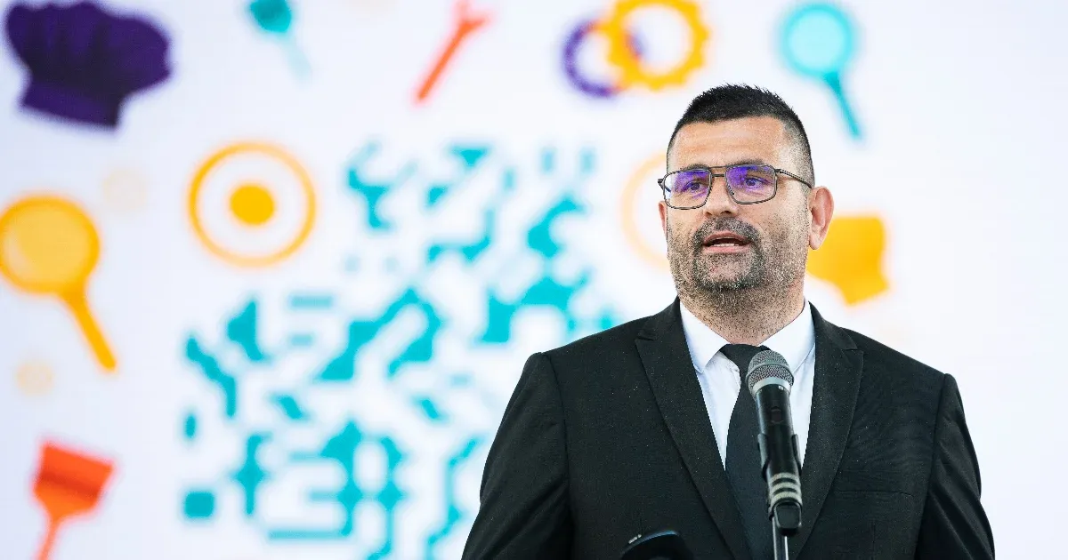 Eltűnt a nyilvánosság elől a Fidesz nyíregyházi jelöltje, akiről csak annyit tudunk, hogy balesetet szenvedett