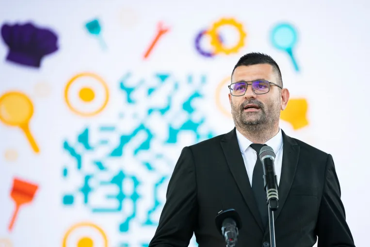 Eltűnt a nyilvánosság elől a Fidesz nyíregyházi jelöltje, akiről csak annyit tudunk, hogy balesetet szenvedett