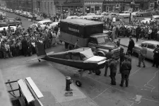 A pilóta, aki részegen ellopott egy repülőgépet, és fogadásból leszállt vele New York belvárosában az utcán