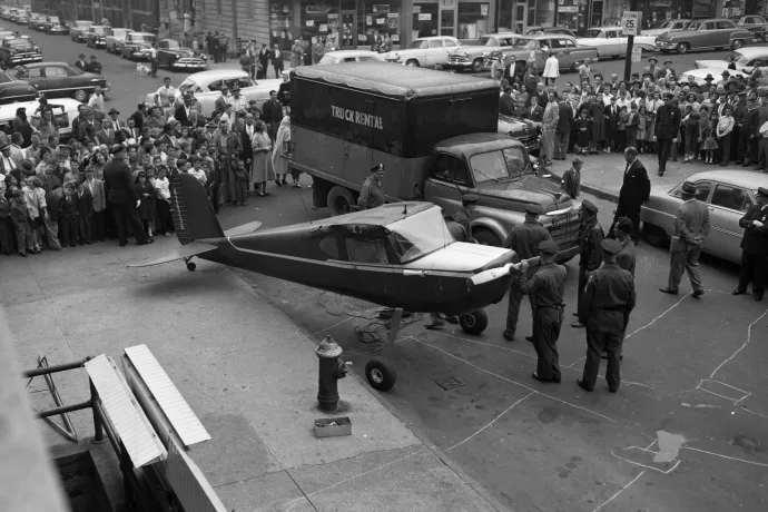 A pilóta, aki részegen ellopott egy repülőgépet, és fogadásból leszállt vele New York belvárosában az utcán