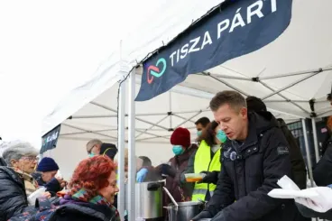 Magyar Péter szerint felrúgták a Tisza pultját, és fojtogatták az egyik önkéntesüket