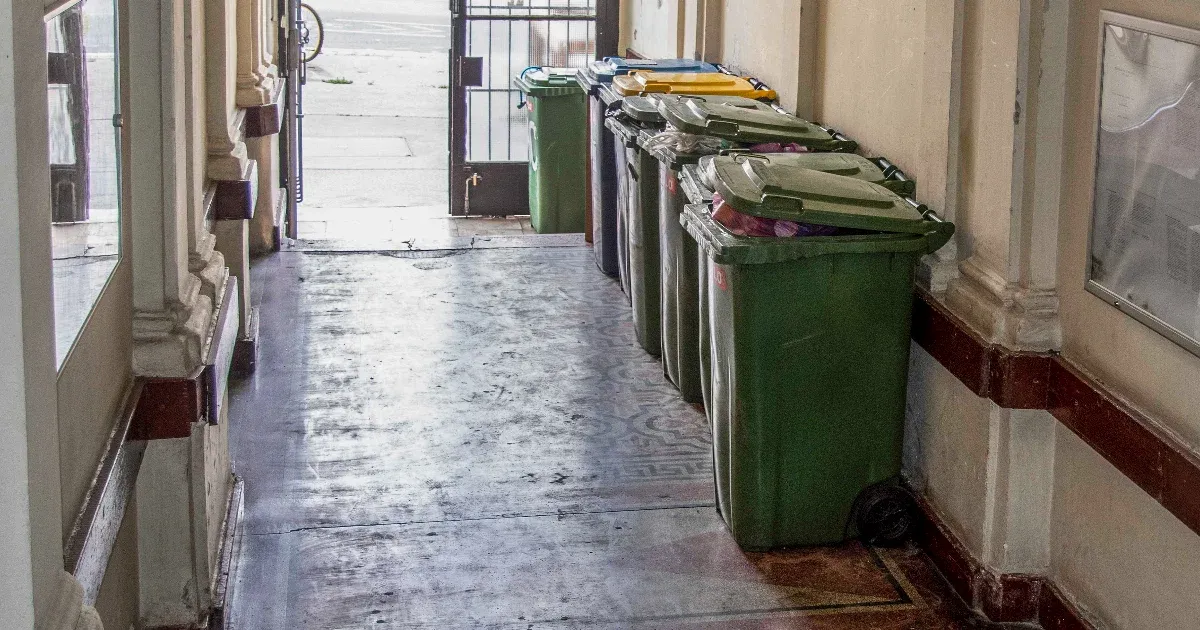 Túlórázva próbálja begyűjteni a felgyűlt szemetet a Mohu