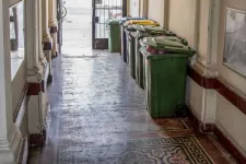 Túlórázva próbálja begyűjteni a felgyűlt szemetet a Mohu