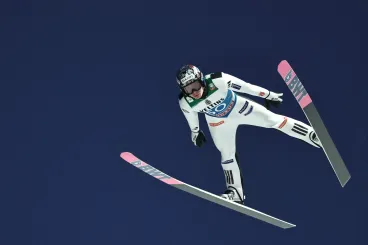 Másfél évre eltiltották a norvég síugrók varrógéppel csaló edzőjét