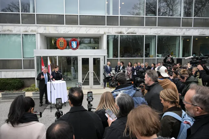 Lars Løkke Rasmussen dán és Vivian Motzfeldt grönlandi külügyminiszter sajtótájékoztatót tartanak Dánia washingtoni nagykövetségénél 2026. január 14-én, miután az amerikai alelnökkel és külügyminiszterrel tárgyaltak – Fotó: Oliver Contreras / AFP