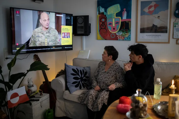 Grönlandi lakosok, Liv Aurora Jensen és fia, Inuk Stender Jensen tévén követik a külügyminiszterek találkozóját nuuki otthonukban 2026. január 14-én – Fotó: Marko Djurica / Reuters