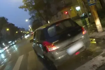 Kétszer elhajtott a közterületesek elől, egy gyalogost is majdnem elütött, de így sem úszta meg a feljelentést