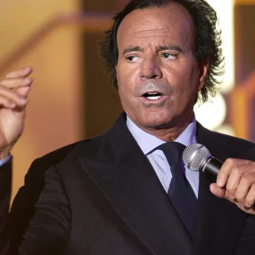 Julio Iglesias tagadja, hogy szexuálisan zaklatta a villájában dolgozó nőket