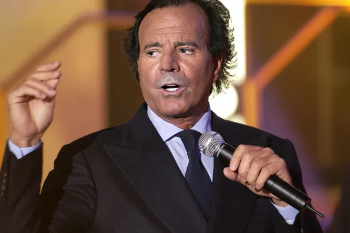 Julio Iglesias tagadja, hogy szexuálisan zaklatta a villájában dolgozó nőket