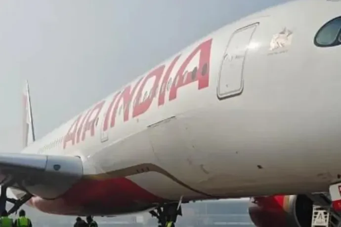 Gurulás közben felporszívózott egy konténert az Air India egyik gépének hajtóműve a delhi repülőtéren