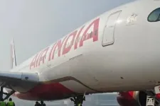 Gurulás közben felporszívózott egy konténert az Air India egyik gépének hajtóműve a delhi repülőtéren