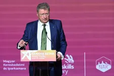 Az Iparkamara új elnöke azzal dicsekedett, hogy visszafogták a luxizást, még Parragh László Mercedes limuzinját is lecserélték