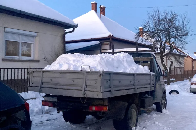 Az okos ember ilyenkor még az utcáról is a kertjébe lapátolja a havat