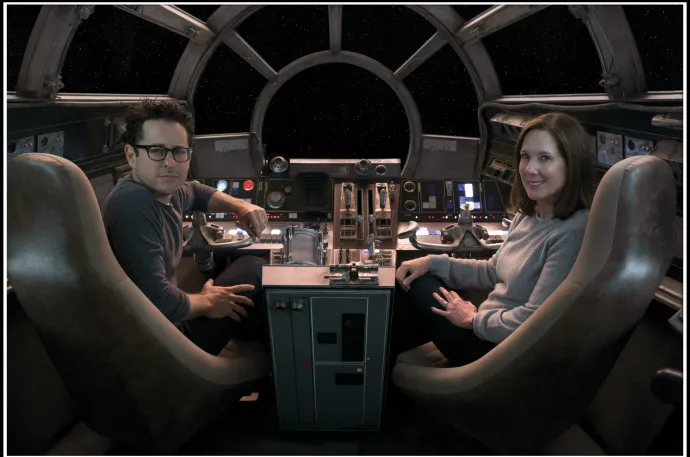J.J. Abrams és Kathleen Kennedy producerek Az ébredő erő forgatásán 2014-ben – Fotó: Lucasfilms / Walt Disney / © LucasFilms / Walt Disney