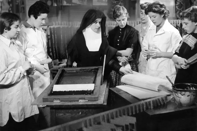 Corita Kent a tanítványaival az Immaculate Heart College-ben az ötvenes években – Forrás: Corita Art Center