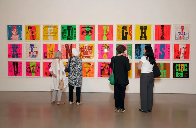 Látogatók a Corita Kent műveit bemutató kiállításon Beverly Hillsben 2025. szeptember 25-én – Fotó: Stefanie Keenan / Getty Images
