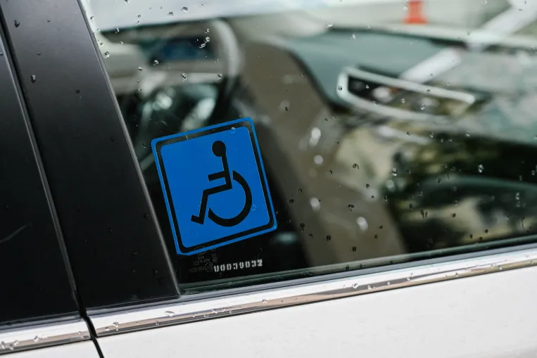 Eltörölték a fogyatékossággal élők lakás- és autóadó-mentességét: most azok is fizetnek, akik 500–700 lejből élnek