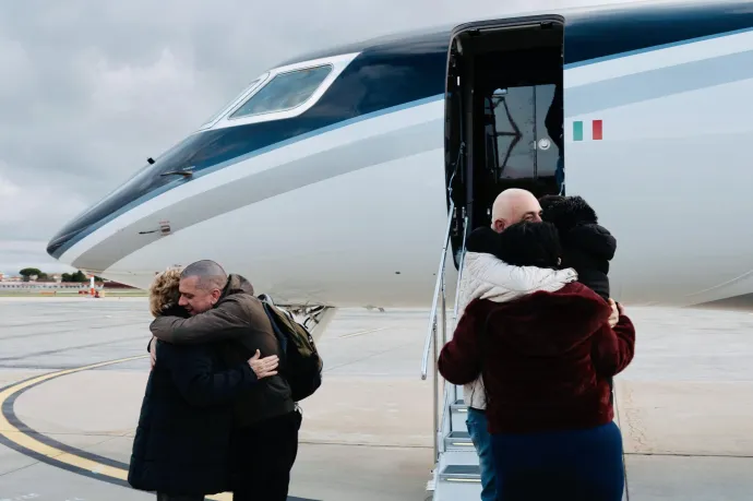 Az olasz miniszterelnöki hivatal felvételén Alberto Trentini velencei humanitárius dolgozó és Mario Burlo torinói üzletember a családtagjaikkal, miután az őket hazaszállító kormányzati repülőgép földet ért Ciampino nemzetközi repülőterén 2026. január 13-án – Fotó: Filippo Attili / EPA / MTI