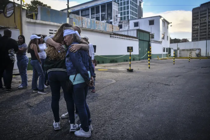 A La Boleita börtön előtt várakozó hozzátartozók 2026. január 12-én – Fotó: Carlos Becerra / Getty Images