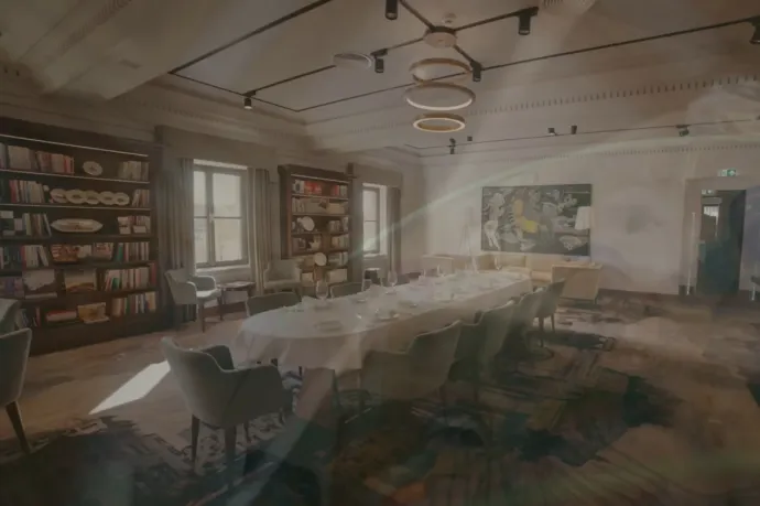 Azonosítottuk, hol veszi fel Matolcsy György a YouTube-videóit, de felmerült egy bonyolultabb kérdés