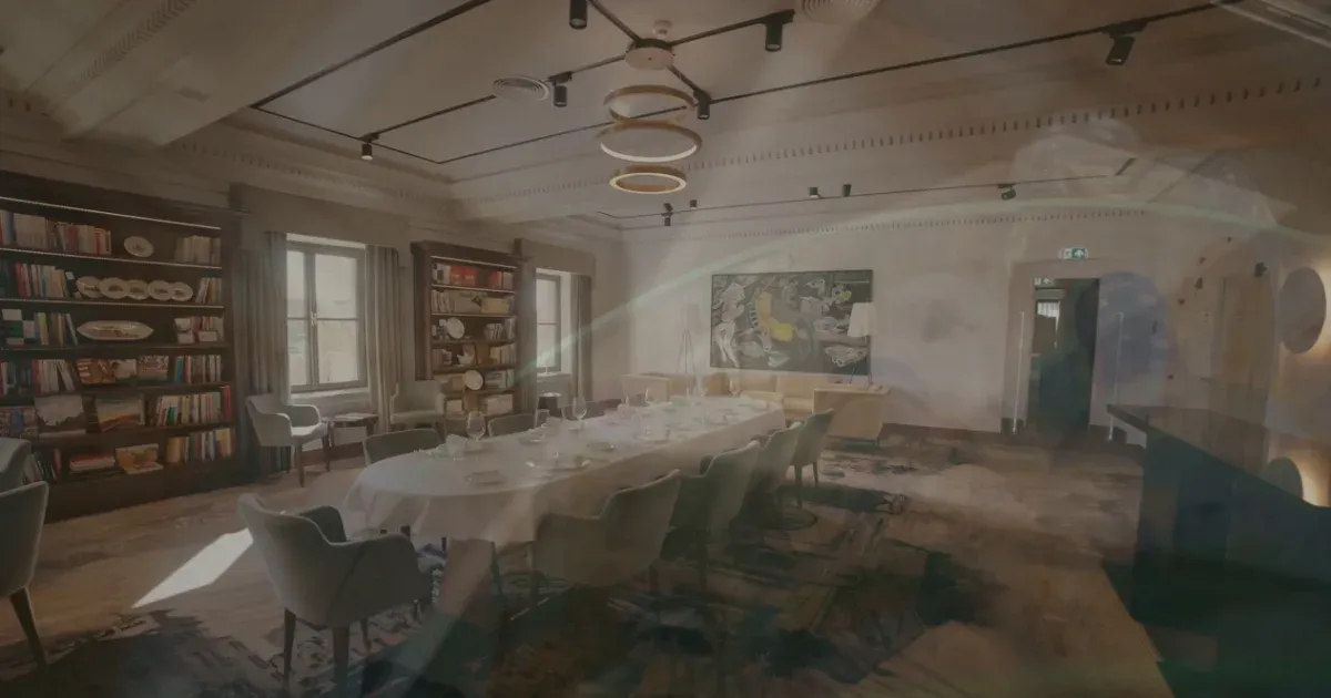 Azonosítottuk, hol veszi fel Matolcsy György a YouTube-videóit, de felmerült egy bonyolultabb kérdés