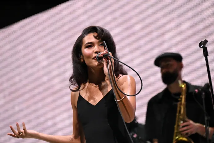 Az örökmosolygó soul énekes: Olivia Dean a kortárs klasszikus zenei hídépítő