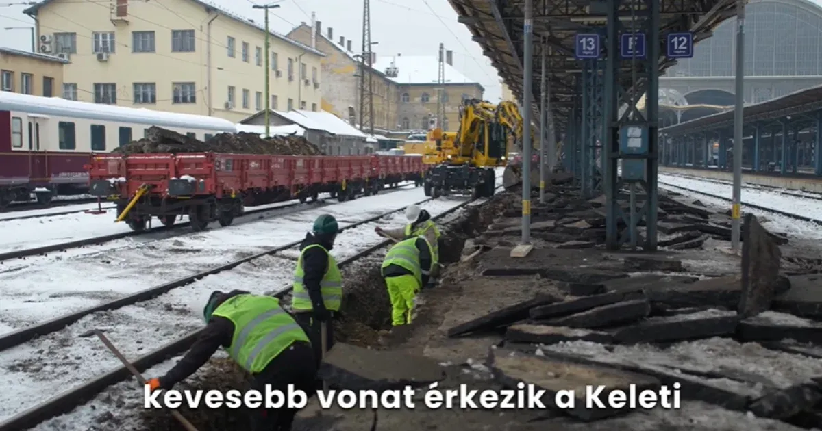 Videón, ahogy elbontják a Keleti peronját, hogy aztán 25 centivel megemelhessék azt