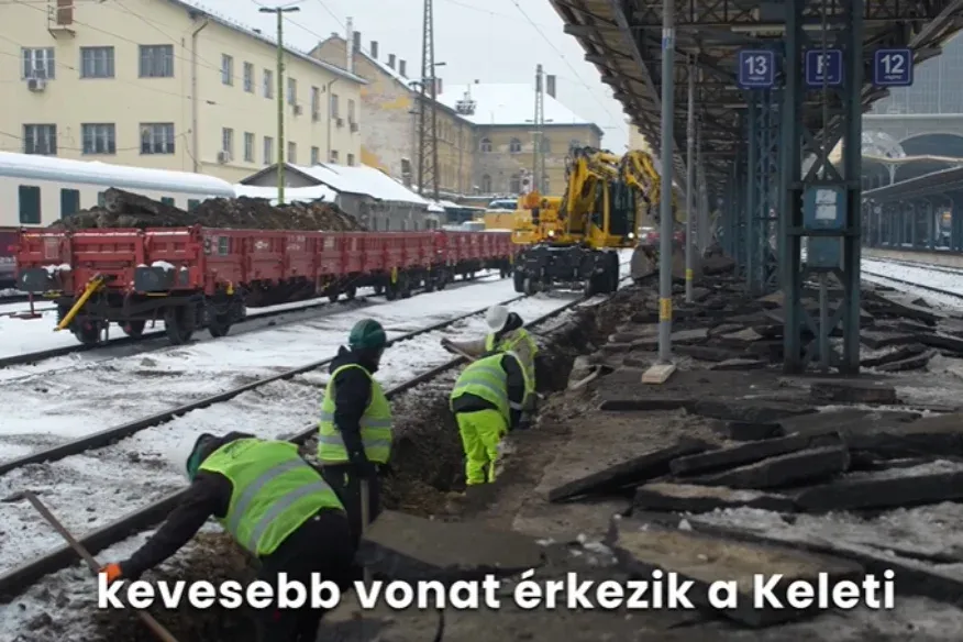 Videón, ahogy elbontják a Keleti peronját, hogy aztán 25 centivel megemelhessék azt