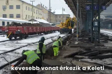 Videón, ahogy elbontják a Keleti peronját, hogy aztán 25 centivel megemelhessék azt