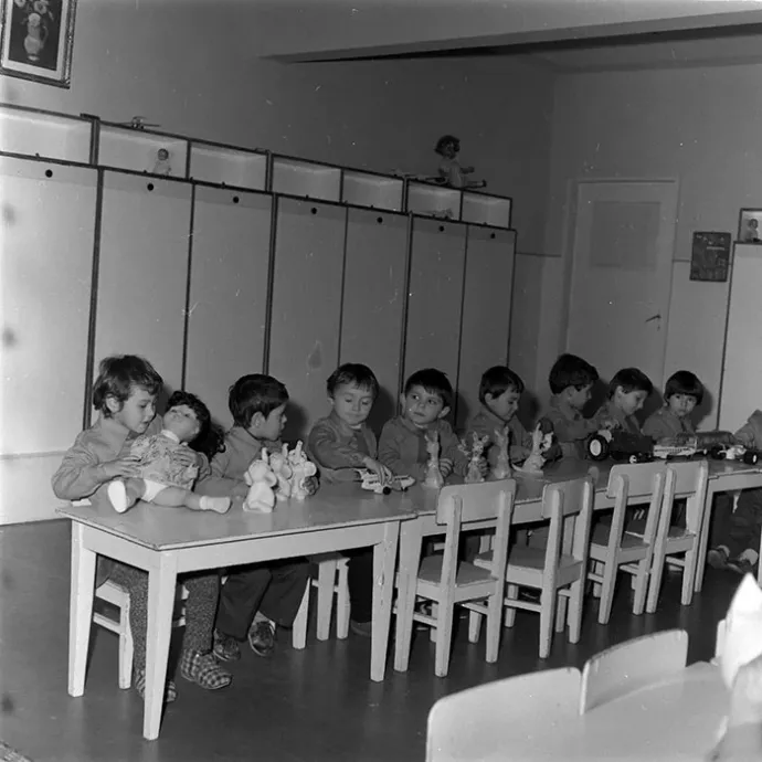 Az egykori óvodák standard berendezése: a háttérben a lehajtható ágyakkal – Fotó: Minerva Fotóarchívum