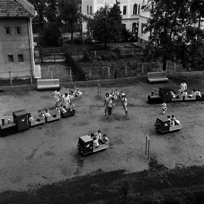 Gyerekek játszanak egy óvoda udvarán Kolozsváron a 70-es évek eljén – Fotó: Minerva Fotóarchívum