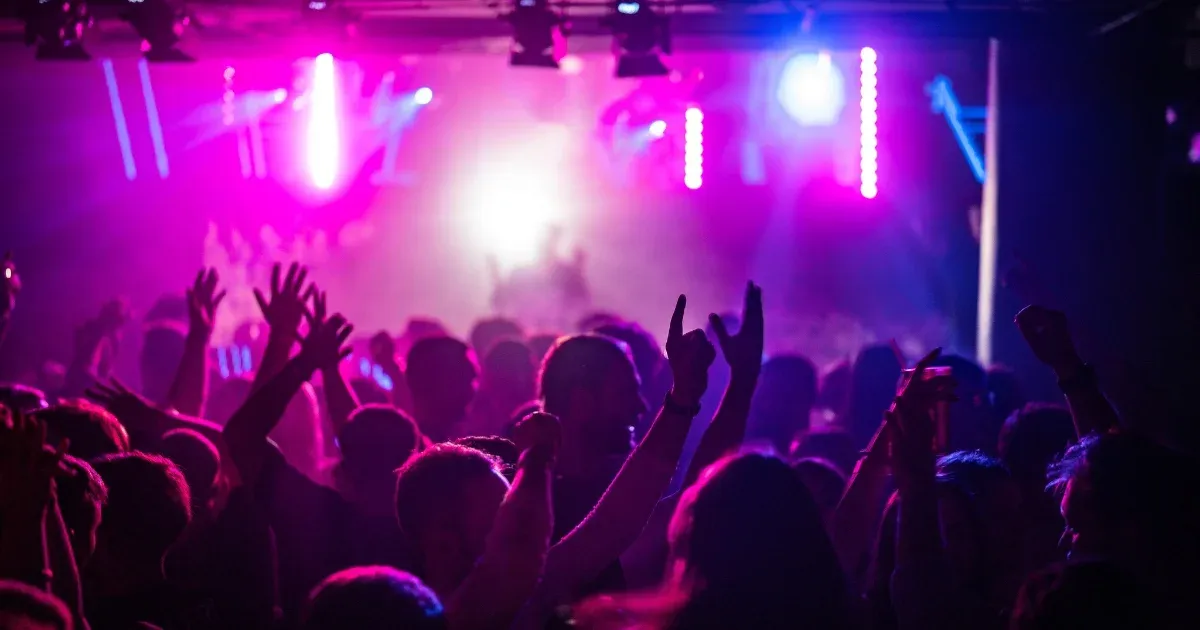 Kutyákkal és kommandósokkal razziáztak a rendőrök hajnalban egy pécsi szórakozóhelyen, de kábítószert senkinél nem találtak