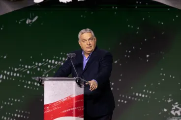 Orbán a szülőket kéri, hogy beszéljenek a gyerekeikkel, mert úgy hallotta, a fiatalok nem támogatják a Fideszt