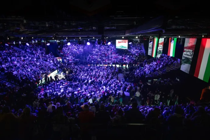 Orbán a szülőket kéri, hogy beszéljenek a gyerekeikkel, mert úgy hallotta, a fiatalok nem támogatják a Fideszt