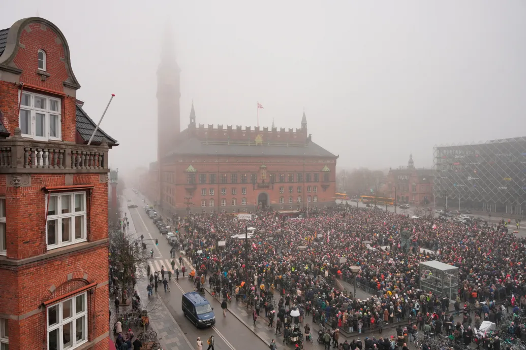 „El a kezekkel Grönlandtól!” – Dánia-szerte tüntetnek Trump grönlandi tervei ellen