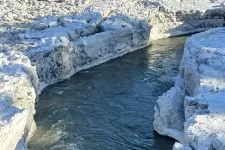 Közel kilenc kilométer hosszú jégtorlasz alakult ki a Besztercén, helyenként háromméteres jégréteggel