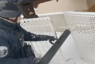 Ajtótörővel a gyenge kertkapu ellen: rendőrségi akcióvideó drogdílerek elfogásáról