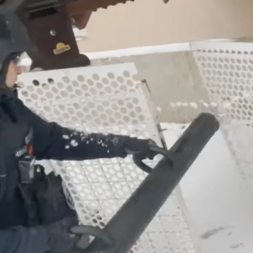 Ajtótörővel a gyenge kertkapu ellen: rendőrségi akcióvideó drogdílerek elfogásáról Kép