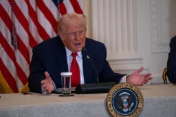 Felmentette az esküdtszék a férfit, aki Trump helikopterére irányított lézer miatt került bíróságra